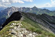 77 Scendendo da Cima di Lemma  (2348 m) la lunga cresta verso il Passo di Lemma (2137 m)